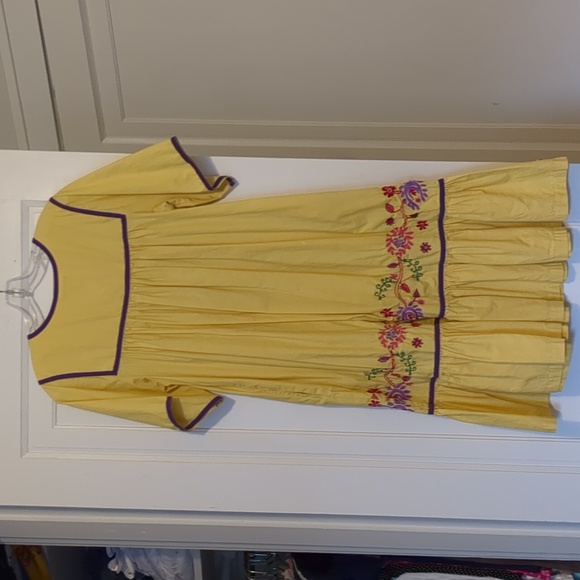 Yellow Embroidered Patio Day Dress Muumuu Style Size Small With Pockets - Picture 4 of 4